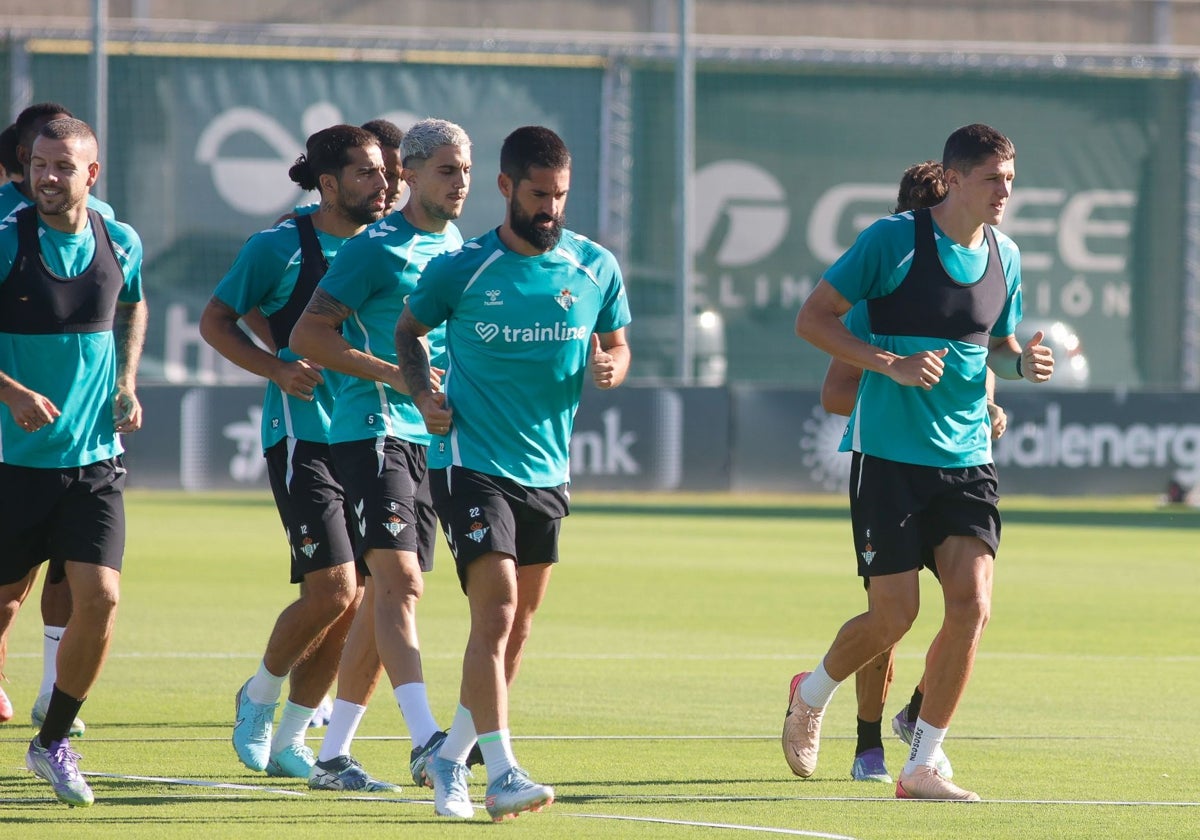 Isco, junto a varios compañeros, en el inicio de un entrenamiento de pretemporada del Betis