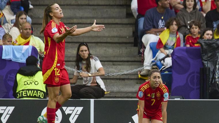 Las jugadoras de la selección española lamentan una jugada en la final de la Eurocopa femenina