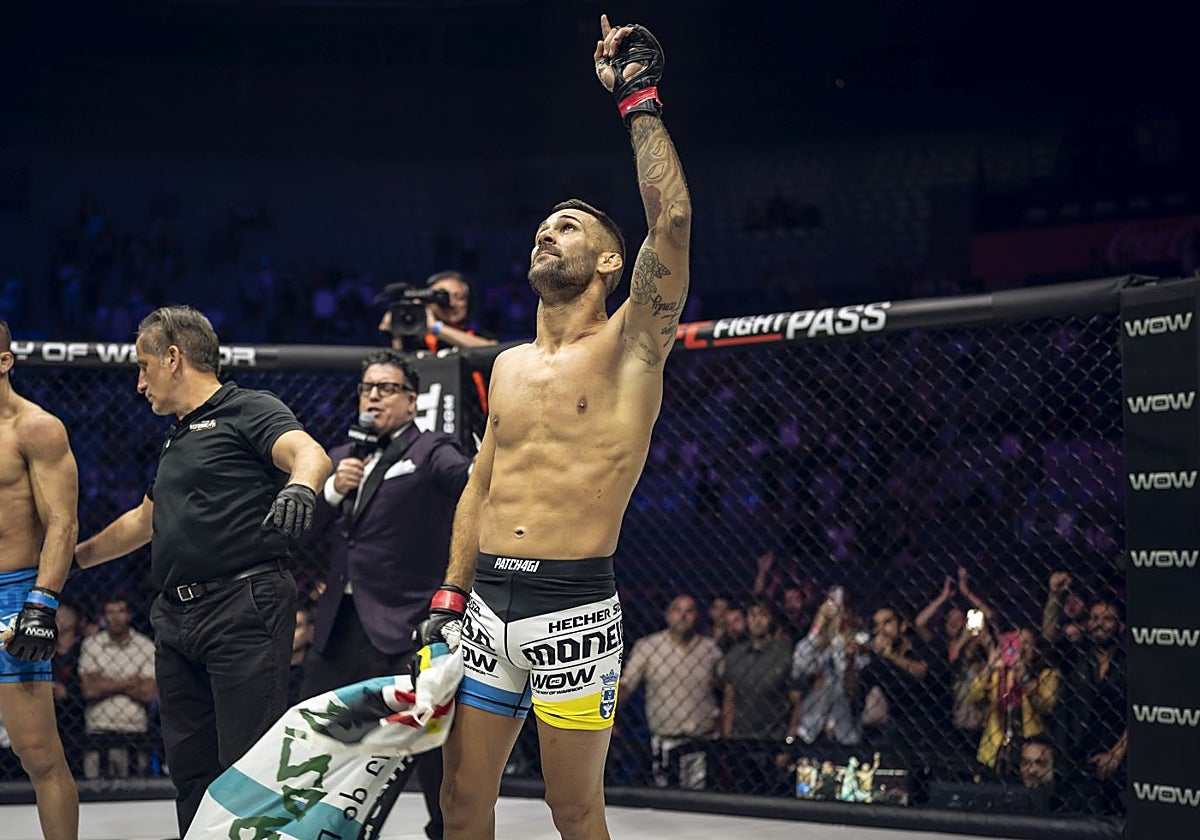 Hecher Sosa señala al cielo tras una victoria en WOW