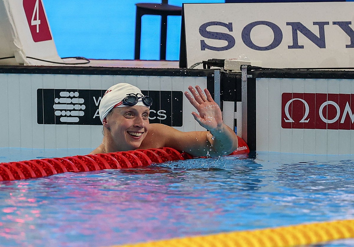 Ledecky saluda, a la espera de sus rivales, tras terminar su prueba de los 1.500