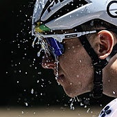 Tadej Pogacar se baja de La Vuelta