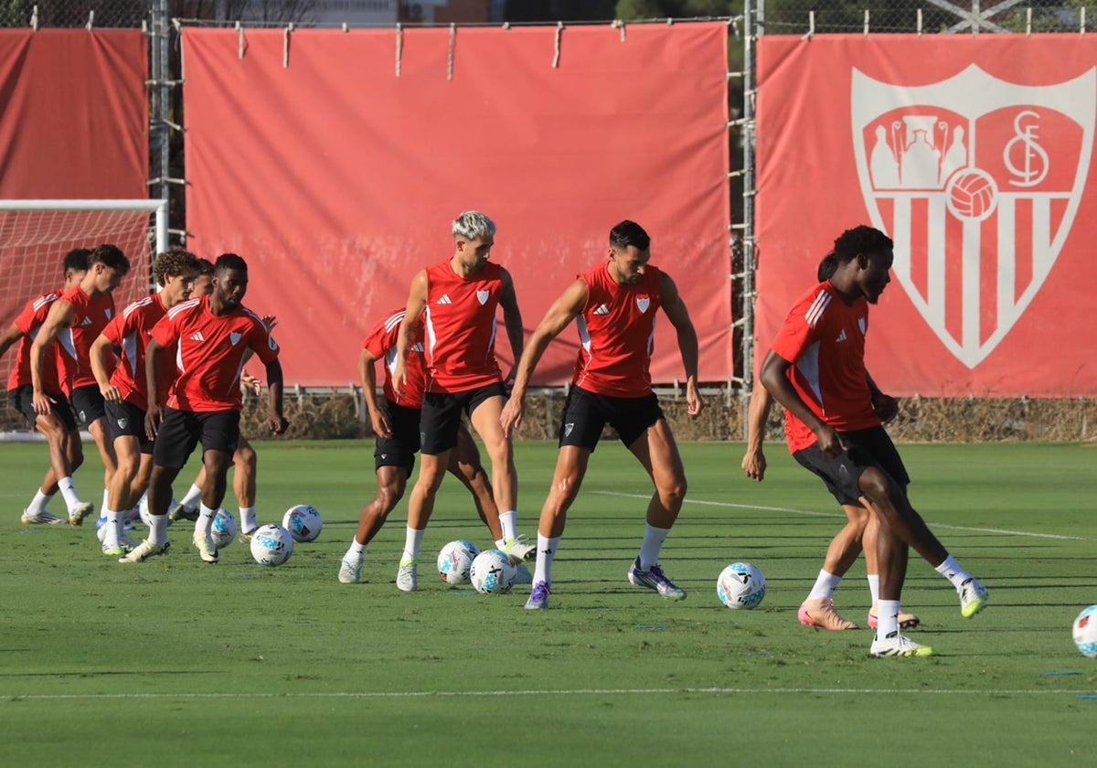 Iheanacho, Januzaj y Rafa Mir, entre otros compañeros, en un entrenamiento del Sevilla