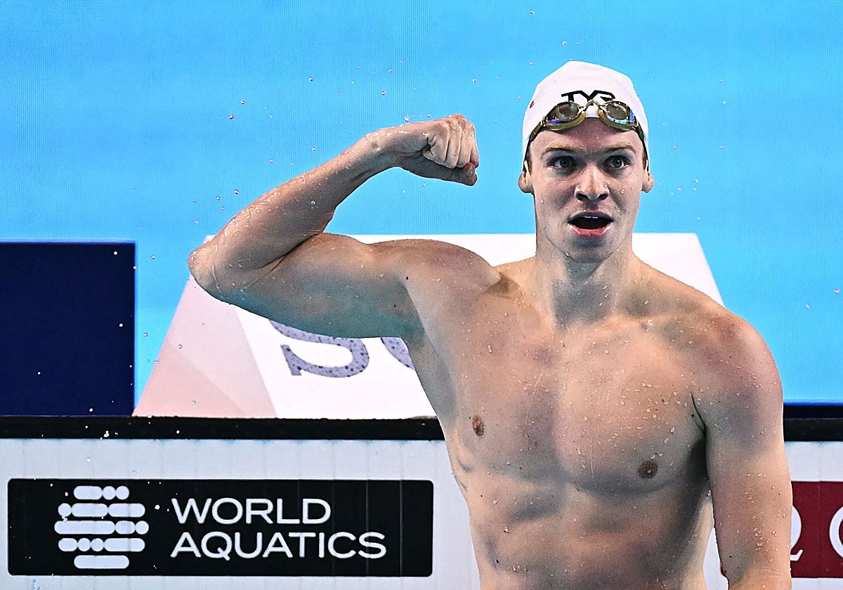 Léon Marchand celebra el récord del mundo en Singapur