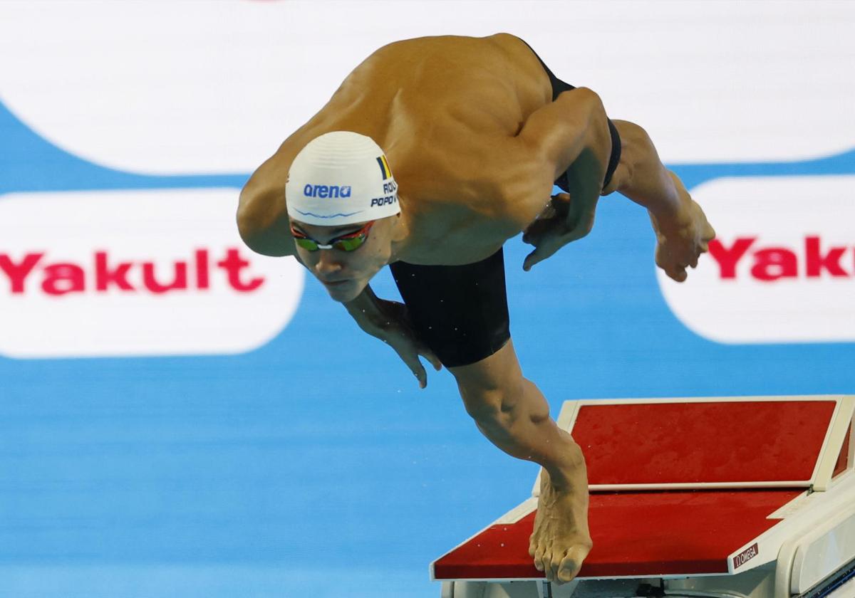 David Popovici se lanza a la piscina en los 100 libres
