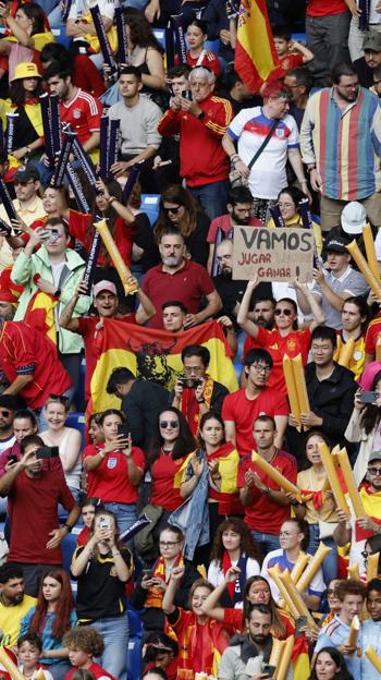 Seguidores españoles en la final de la Eurocopa femenina en Siuza