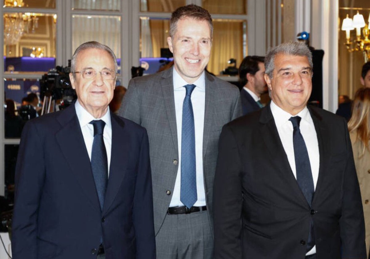 Florentino Pérez y Joan Laporta, junto al presidente de A22, promotora de la Superliga