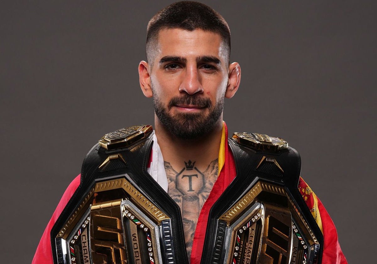 Ilia Topuria con sus dos cinturones de campeón