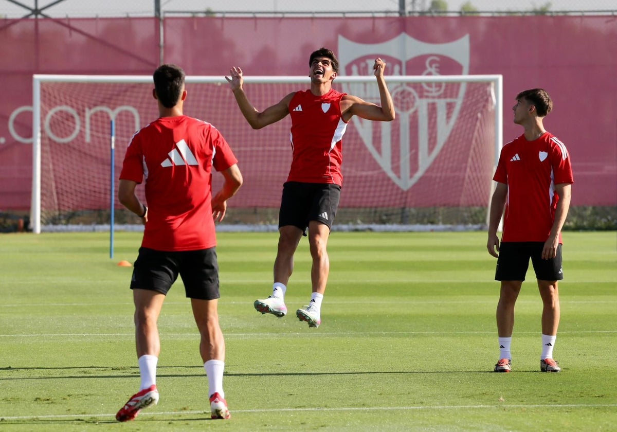 Juanlu, durante el entrenamiento de este viernes en la ciudad deportiva del Sevilla FC