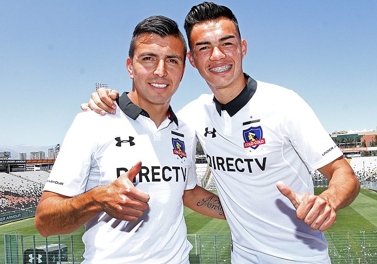 Gonzalo Fierro y Gabriel Suazo, presentando la camiseta de Colo Colo de 2017