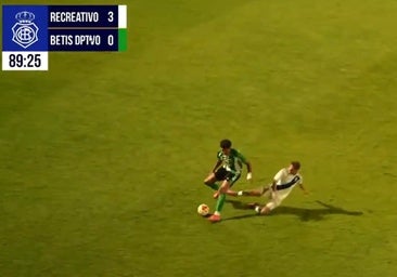 La escalofriante entrada de un jugador del Recre sobre Embalo, del Betis Deportivo, que obligó a finalizar el amistoso antes de tiempo
