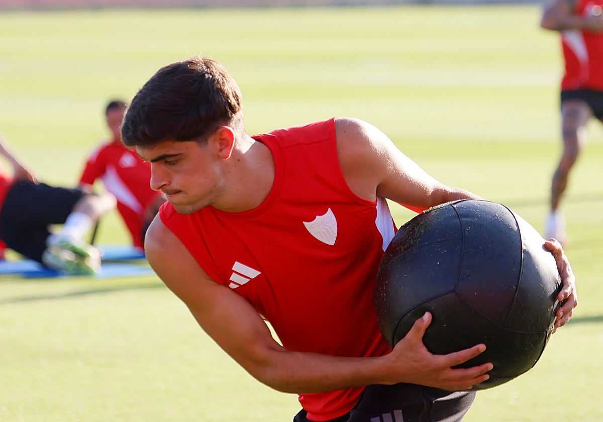 Juanlu, en un entrenamiento del Sevilla FC