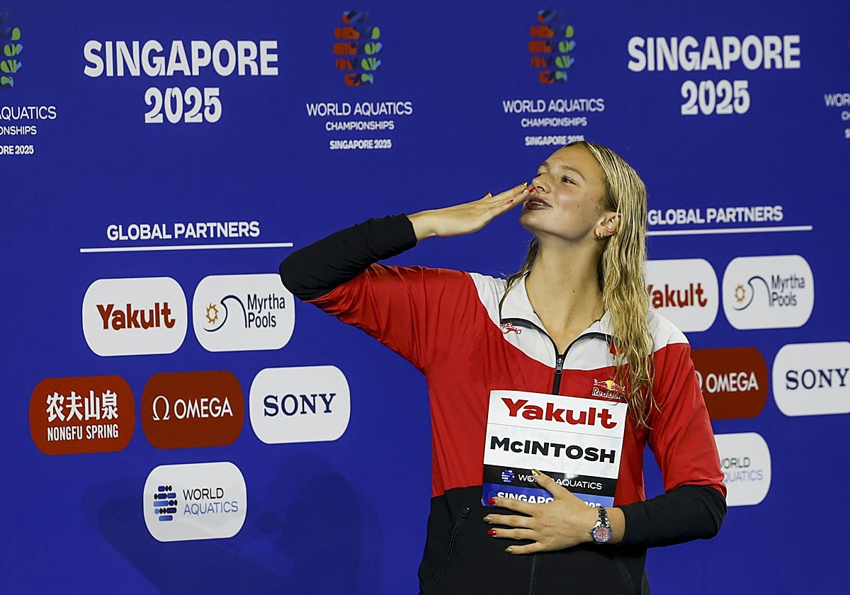 Summer McIntosh, en el podio del Mundial de Singapur