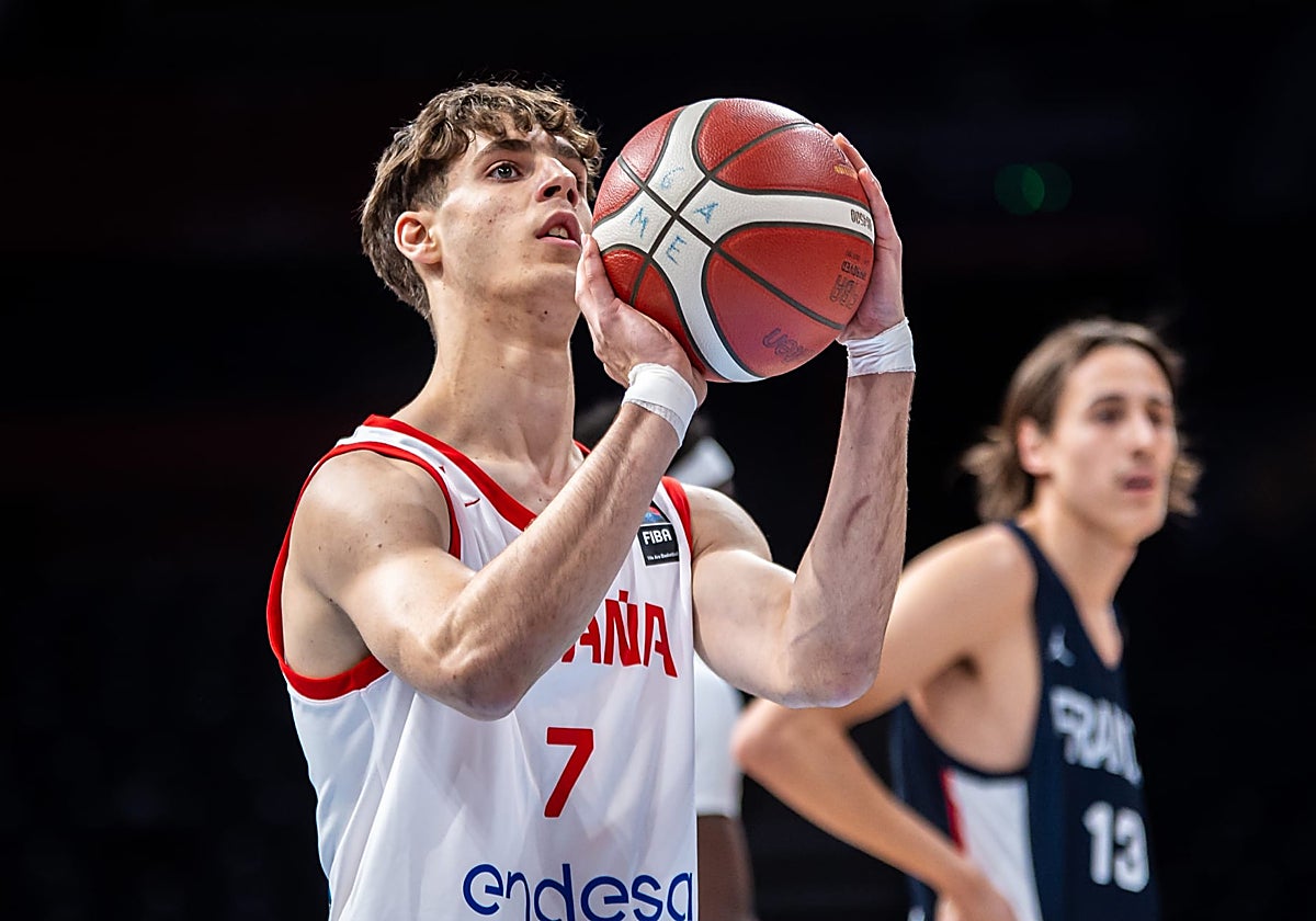 Guillermo del Pino, anotando un tiro libre