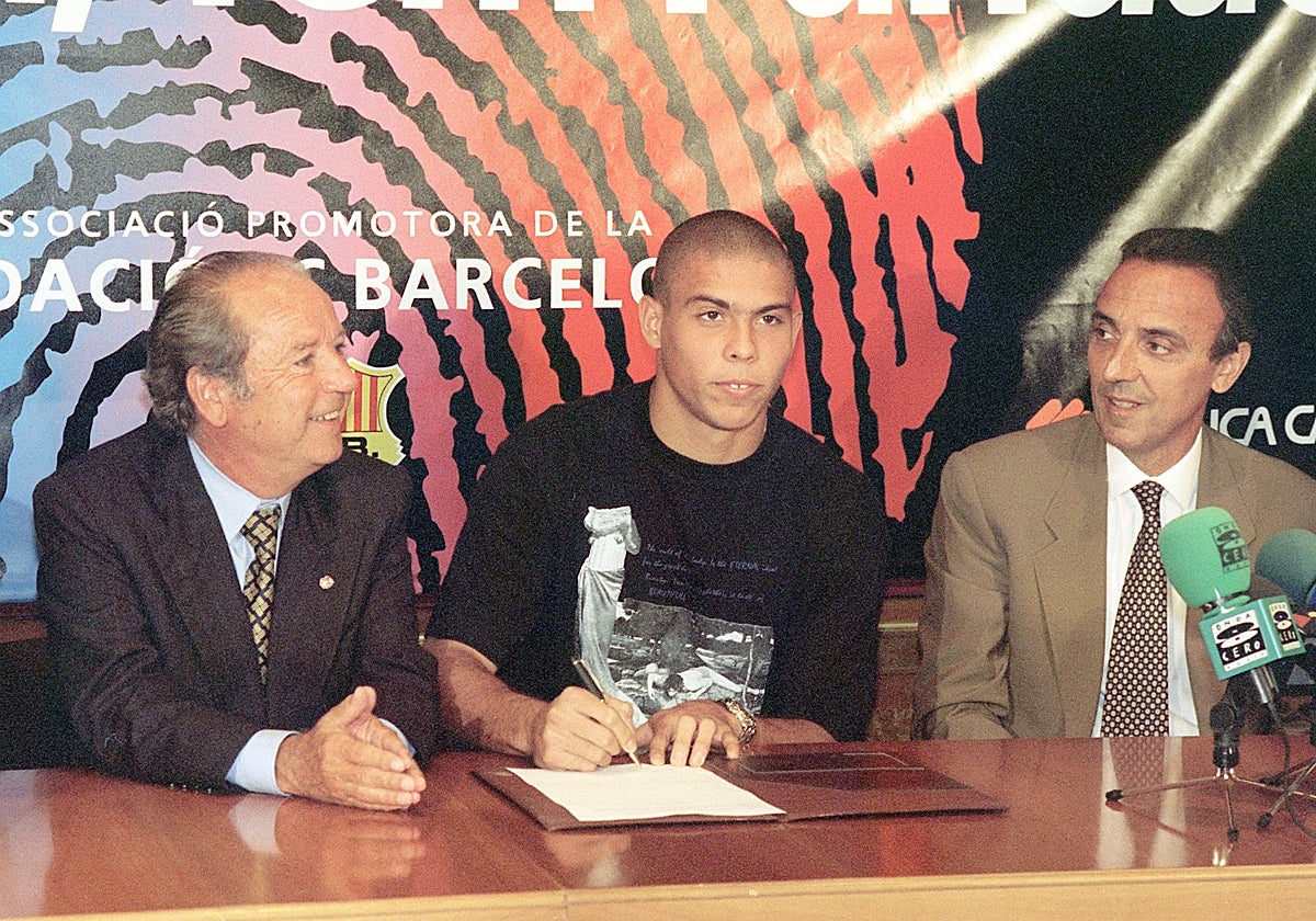 Núñez, Ronaldo y Gaspart, en la firma del brasileño