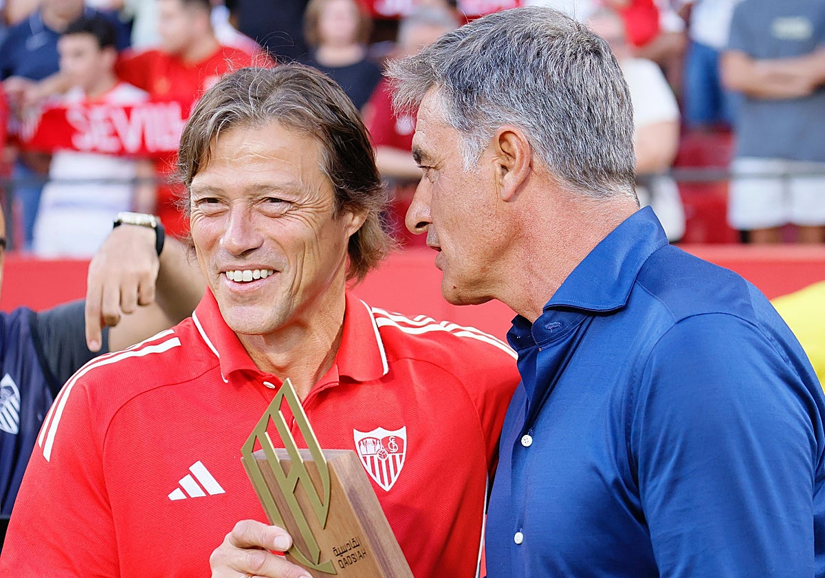 Míchel charla con Almeyda en el Trofeo Puerta