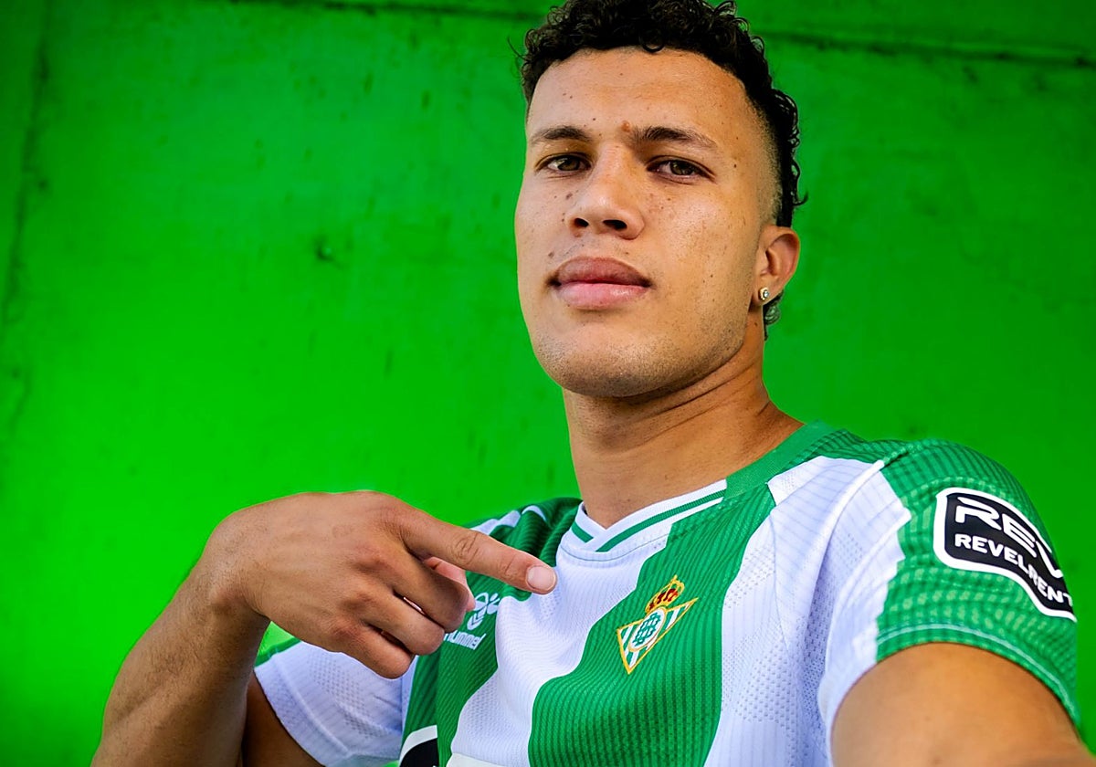 Nelson Deossa, con la camiseta del Betis