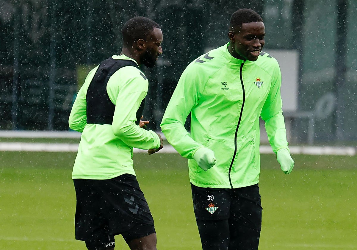 Nobel Mendy, junto a Sabaly en un entrenamiento de la pasada temporada con el Betis