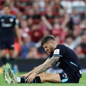 Oihan Sancet se duele sobre el césped de Anfield