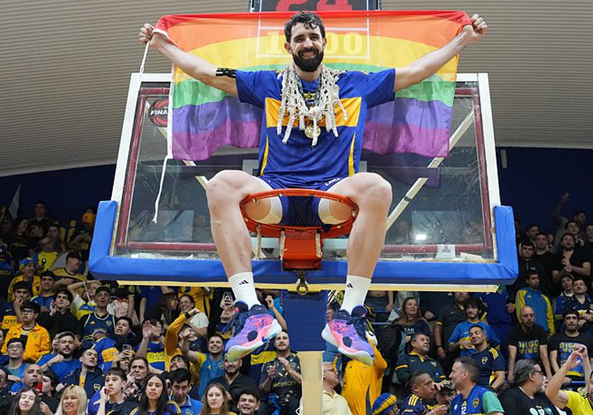 Vega, durante la celebración del título de la Liga argentina de baloncesto 2024-25