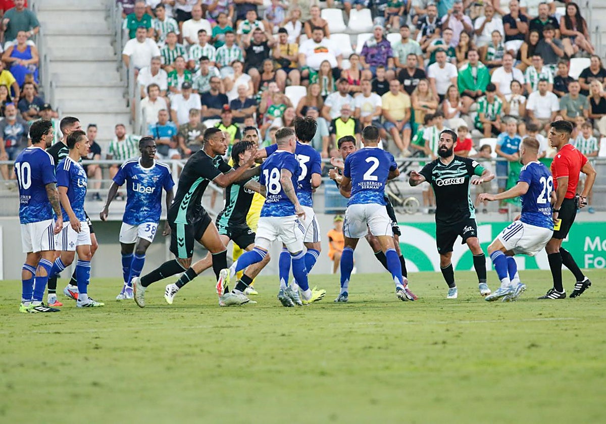 Trifulca entre los jugadores del Betis y del Como