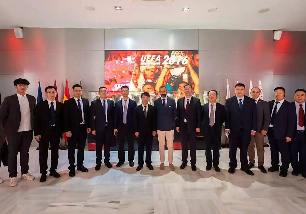 El director general del Sevilla FC, José González-Dans, junto a la delegación china