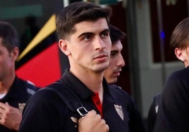 Juanlu, con sus agentes en el Sánchez-Pizjuán para desbloquear su salida del Sevilla FC al Nápoles