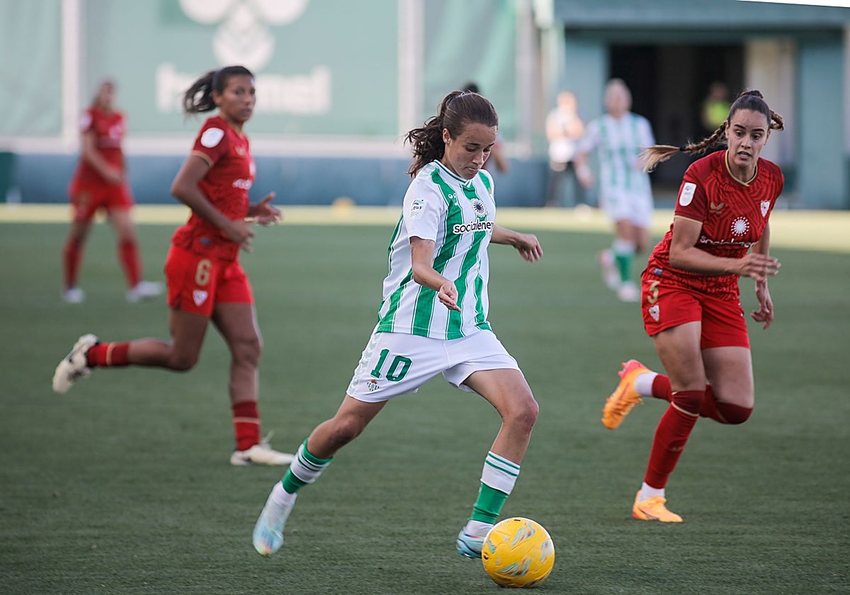 Rosa Márquez con el balón, en un partido Betis-Sevilla de la pasada temporada