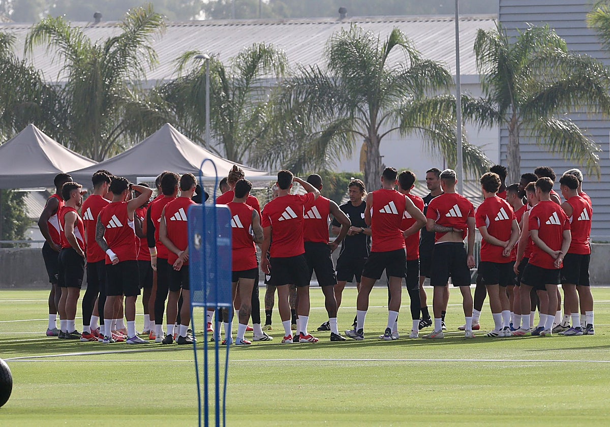 ´Matías Almeyda se dirige a sus futbolistas