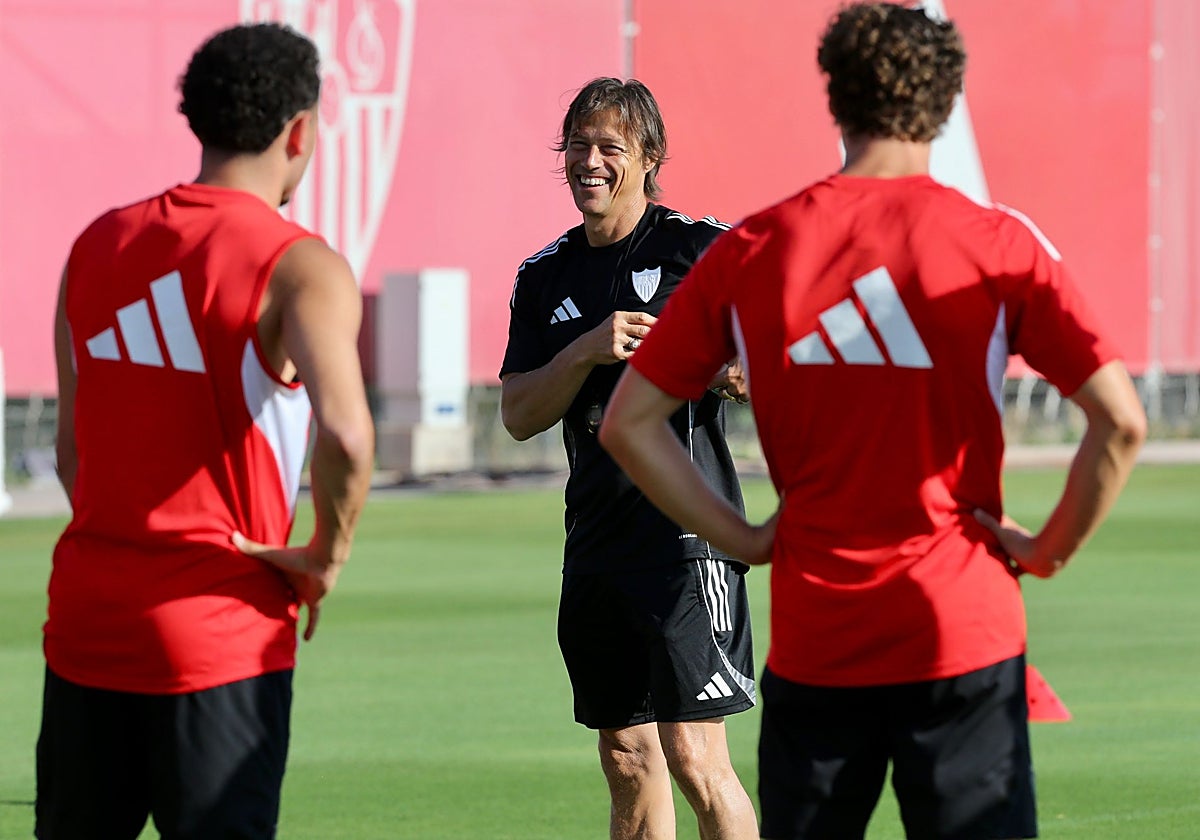 Matías Almeyda, sonriente, en un entrenamiento del Sevilla FC