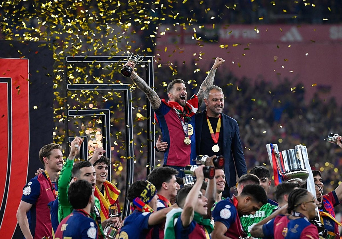 Iñigo Martínez celebra el título de Copa con el Barça