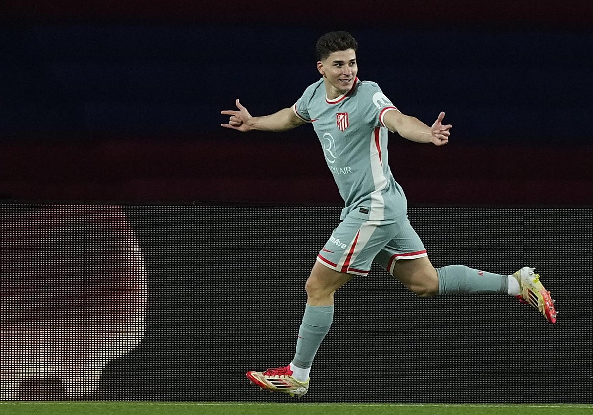 Julián Álvarez celebra un gol con el Atlético la temporada pasada