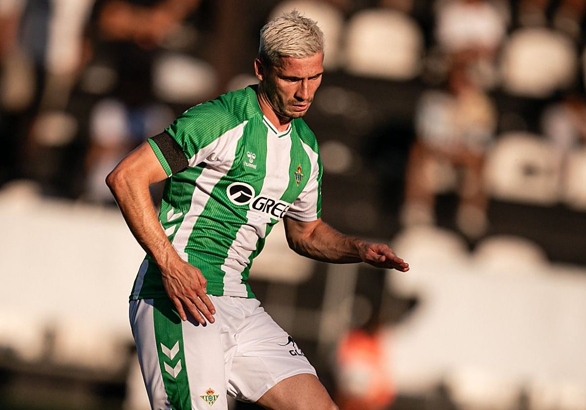 Romain Perraud, en el único partido de la pretemporada 2025 que ha jugado con el Betis