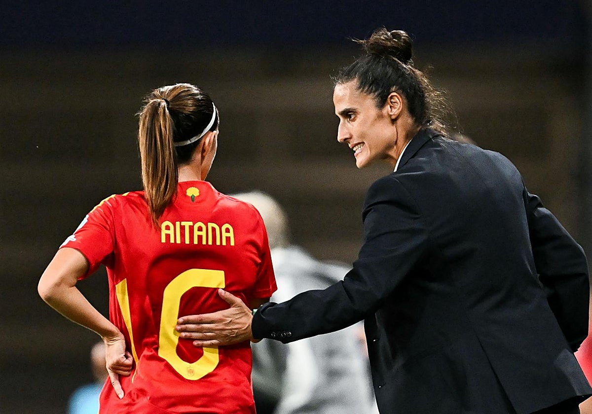 Montse Tomé dialoga con Aitana durante los cuartos de la Eurocopa