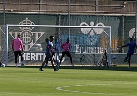 Betis: Competencia y debate en la portería