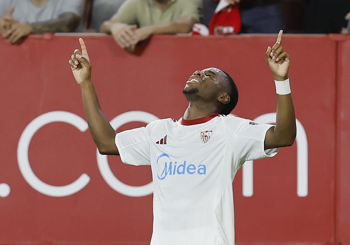 Idumbo celebra su gol en el Sánchez-Pizjuán durante el Trofeo Antonio Puerta
