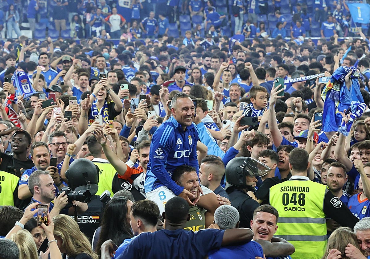 Cazorla, a hombros en el Carlos Tartiere, el día que se confirmó el ascenso