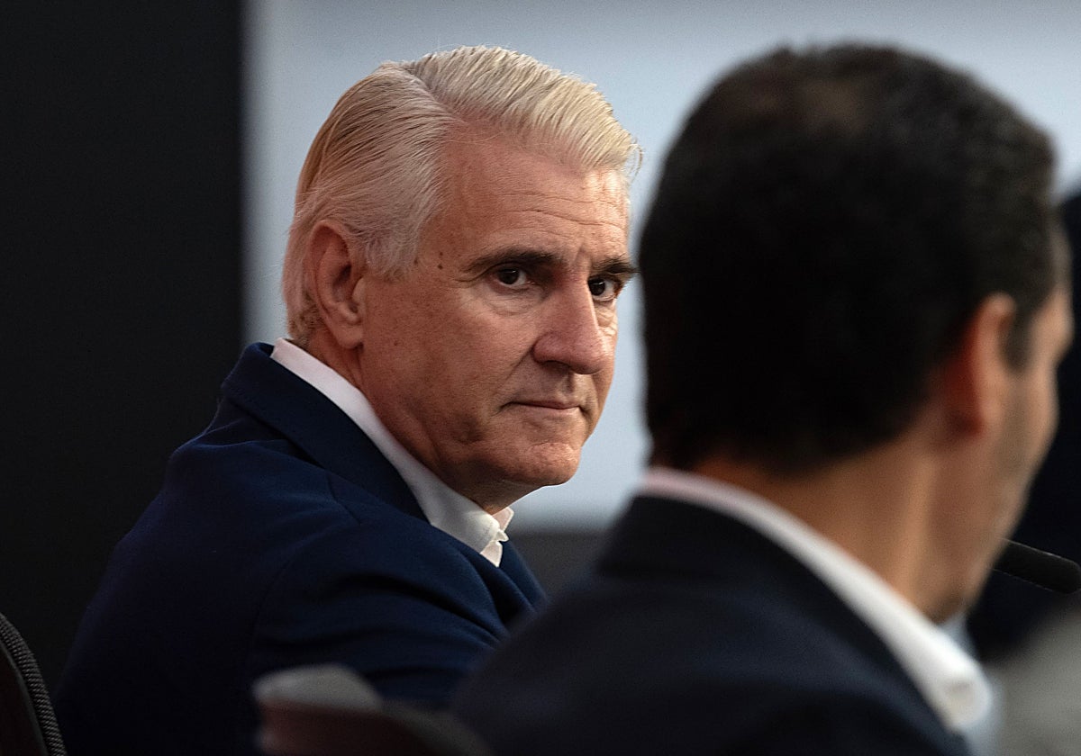 El director de fútbol del Sevilla, Antonio Cordón