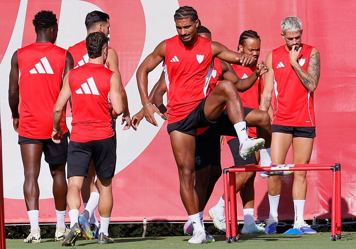 Loïc Badé, en un entrenamiento del Sevilla