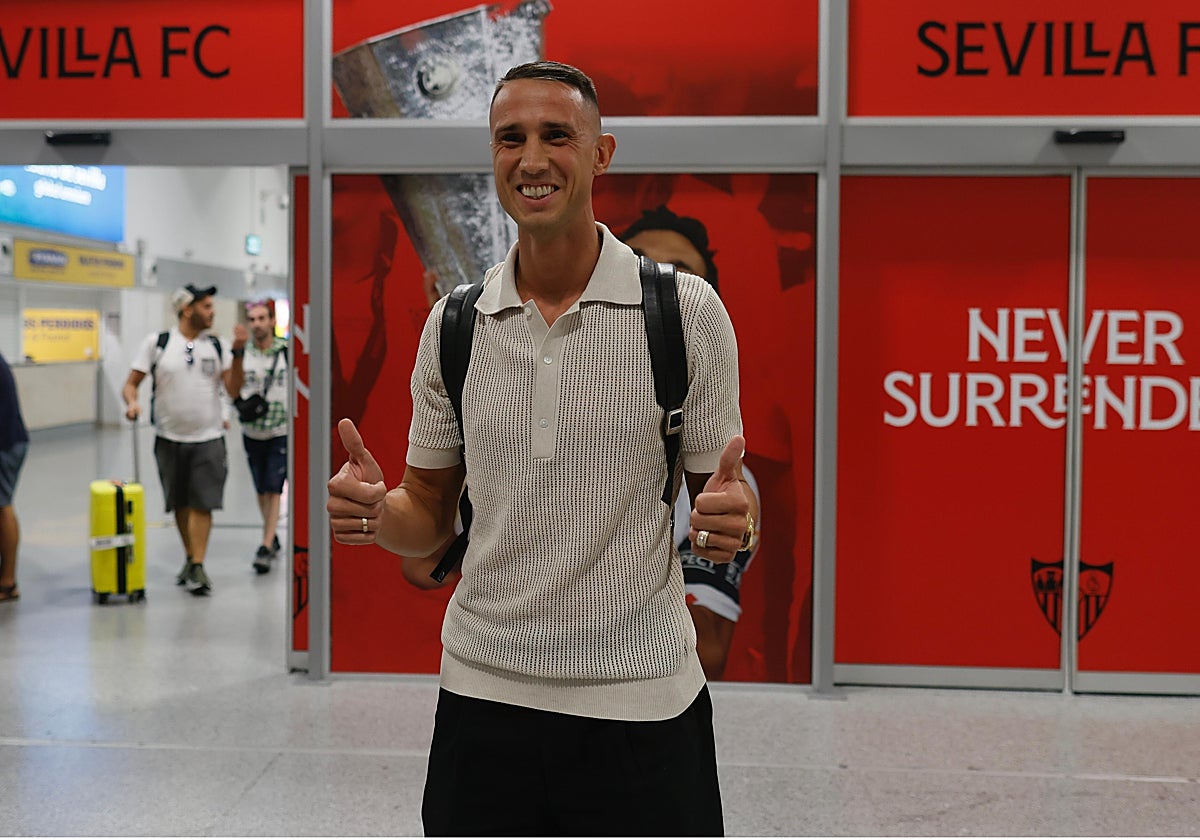 Odisseas Vlachodimos, a su llegada al aeropuerto de Sevilla