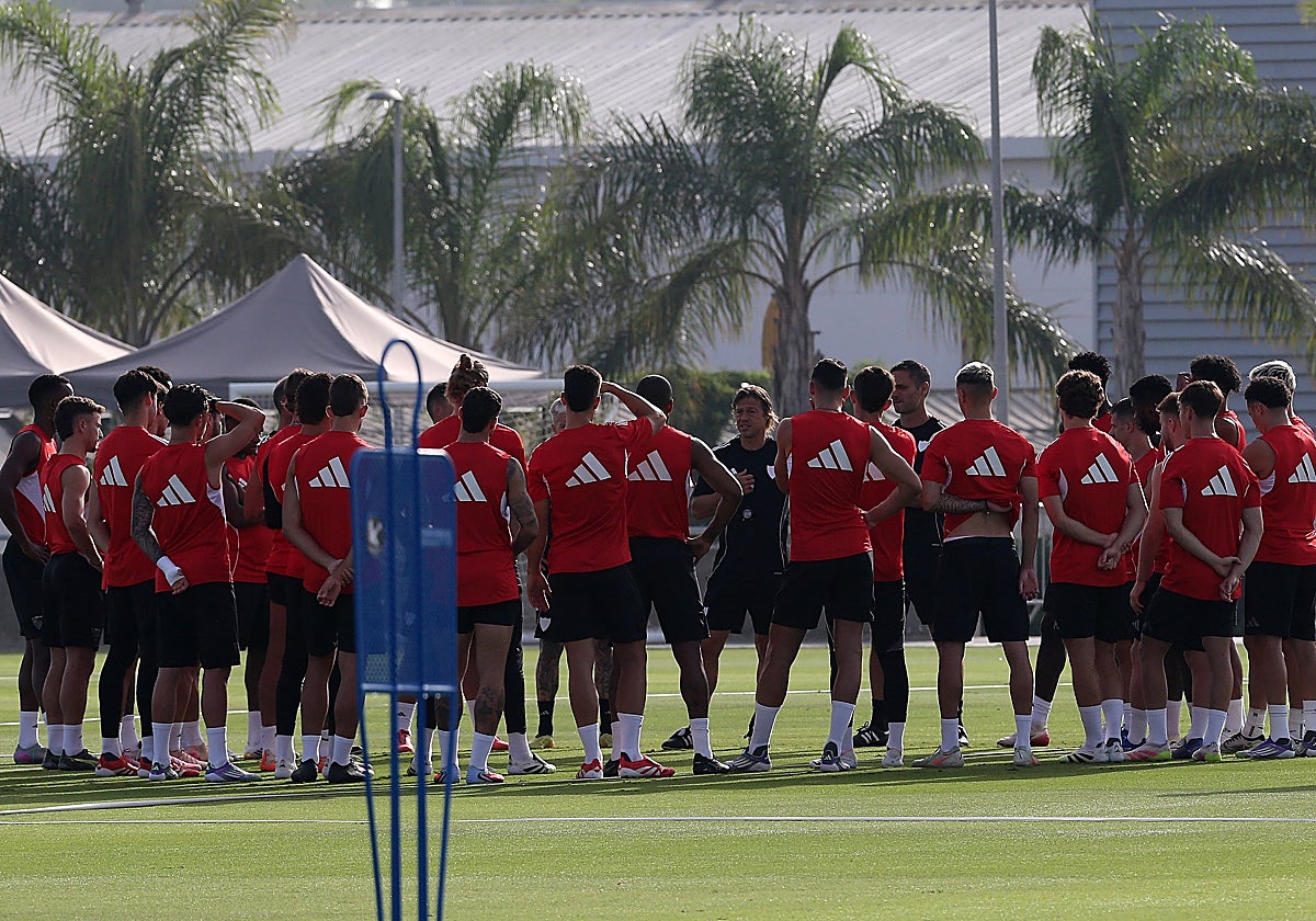 Matías Almeyda dialoga con la plantilla en un entrenamiento