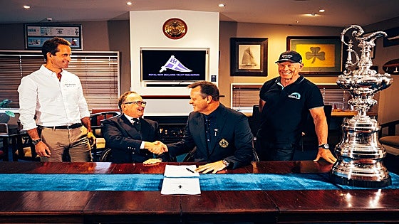 Team New Zealand cede firmando el nuevo Protocolo