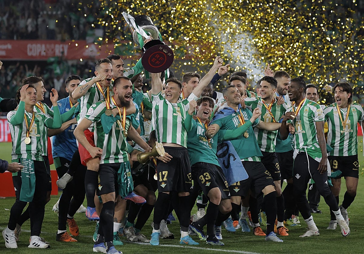 La plantilla del Betis celebra el título de Copa del Rey de 2022 en el estadio de la Cartuja