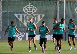 Deossa sigue al margen en un entrenamiento del Betis con Diego Llorente, Altimira y Losada