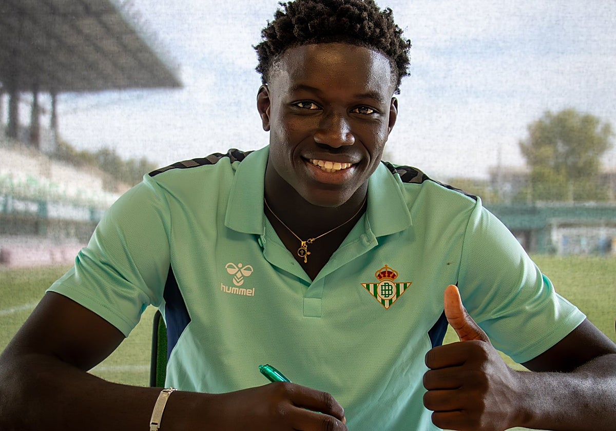 Nobel Mendy, en las oficinas de la ciudad deportiva del Betis