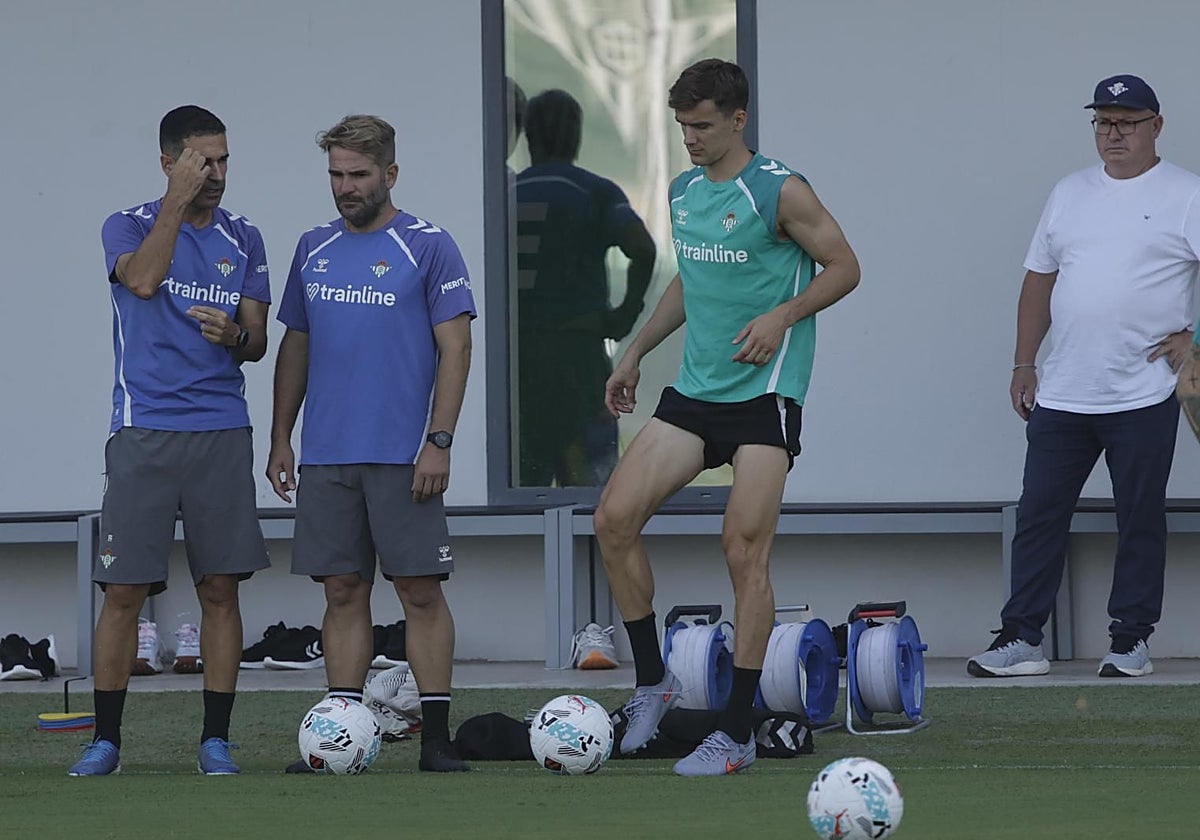 Diego Llorente, en el entrenamiento del Betis en la ciudad deportiva Luis del Sol