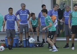 Valentín Gómez se ejercita ante el cuerpo técnico y sus compañeros en la ciudad deportiva Luis del Sol