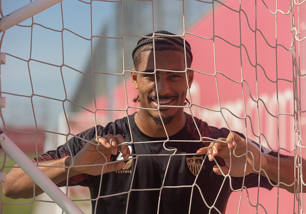 Loic Badé posa para ABC de Sevilla