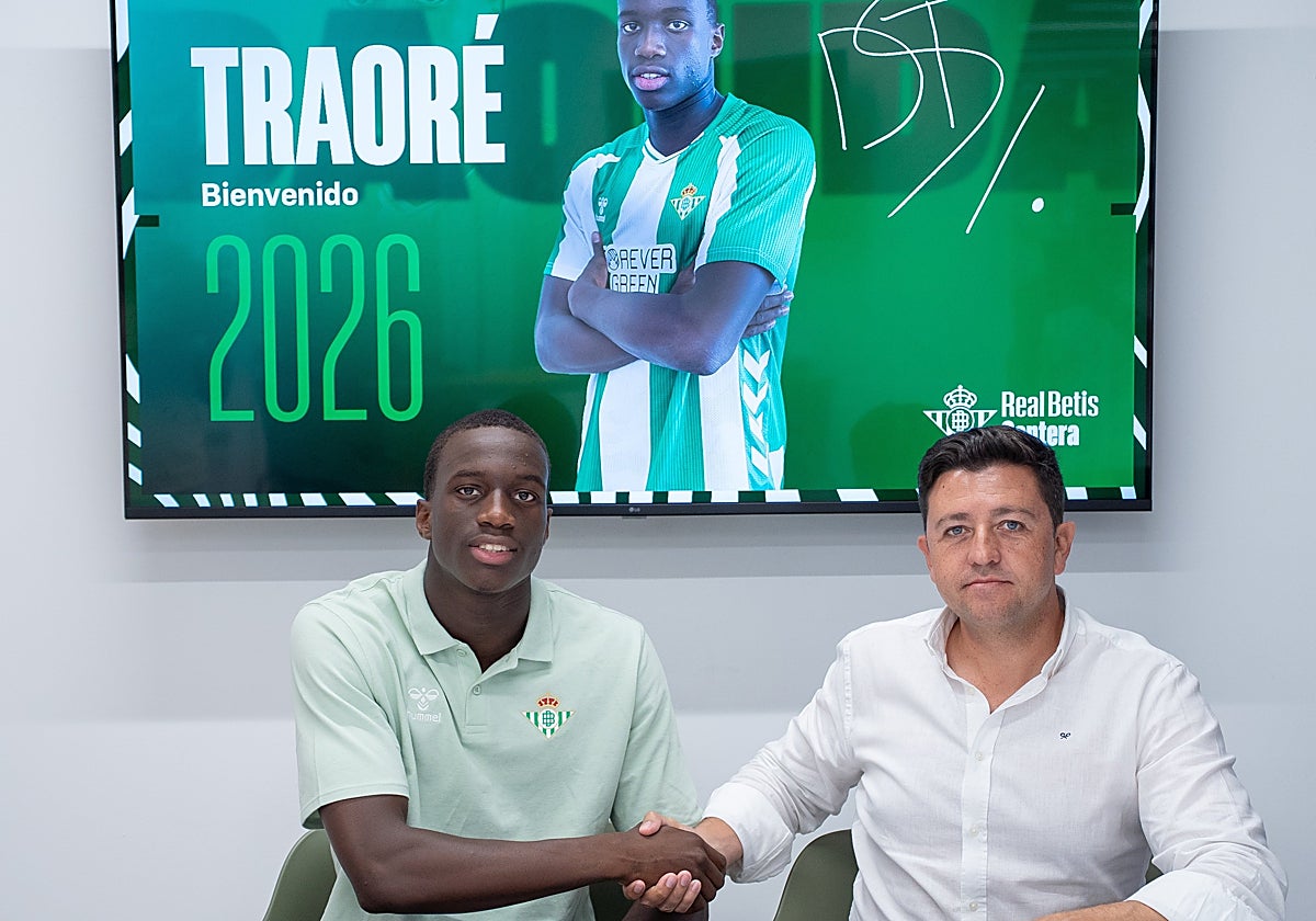 Miguel Calzado, junto a Daouda Traoré en u presentación como nuevo jugador del Betis Deportivo