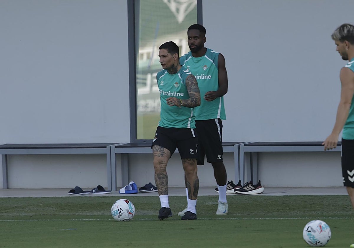 Chimy Ávila y Bakambu, en el entrenamiento del Betis