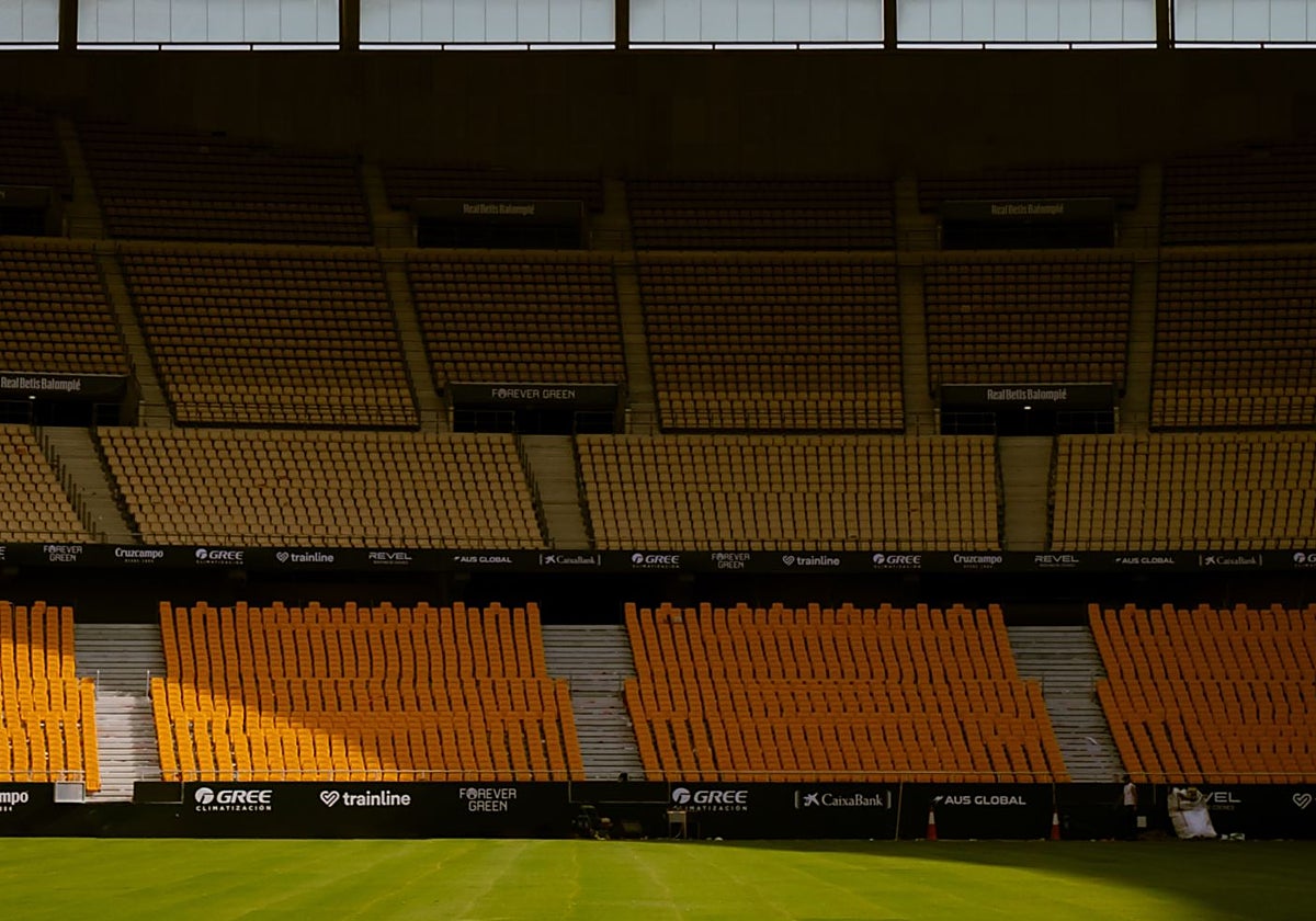 Imagen de una de las gradas del estadio de La Cartuja vinilada con los destalles del Real Betis